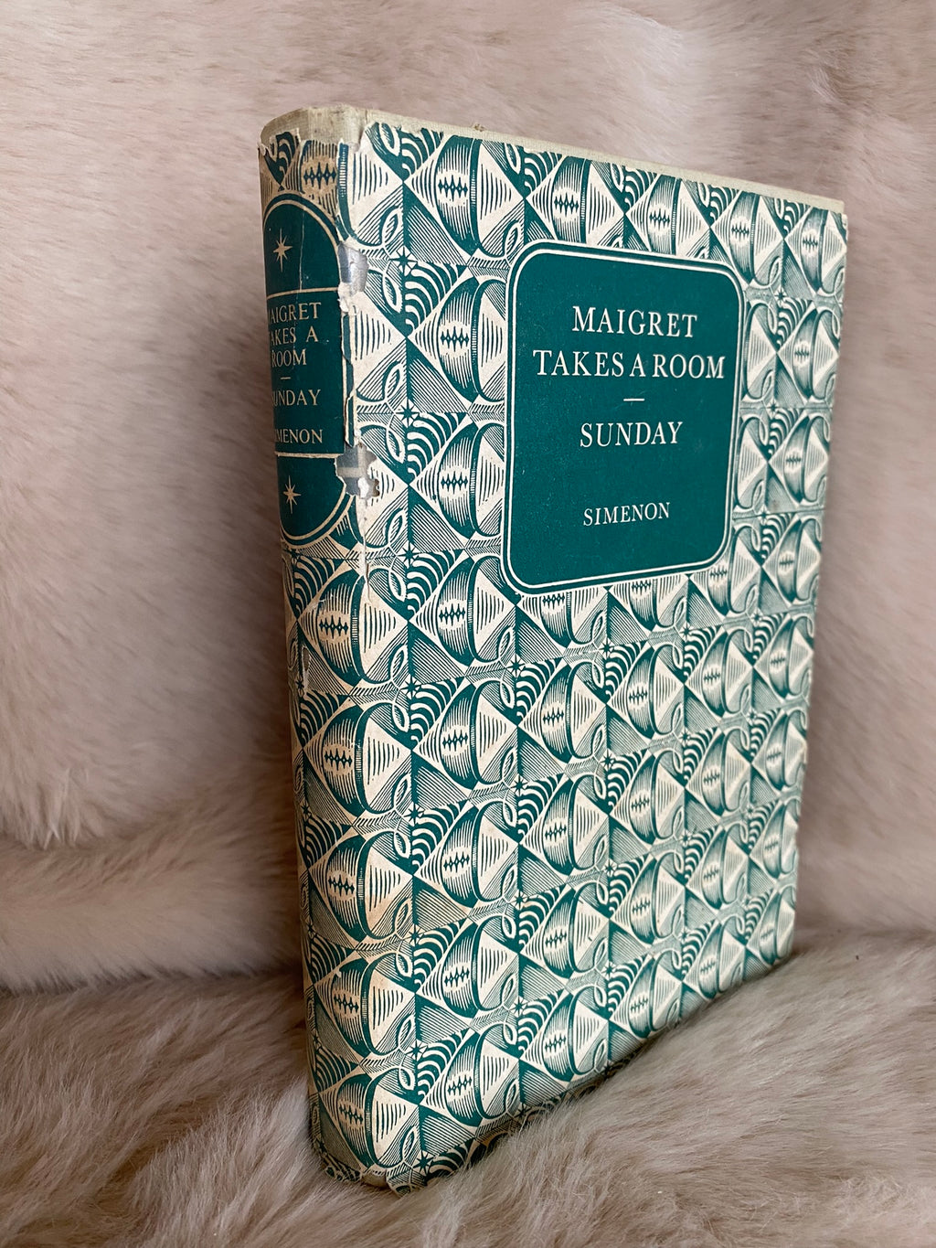 1962: Maigret Takes a Room, Sunday by George Simenon
